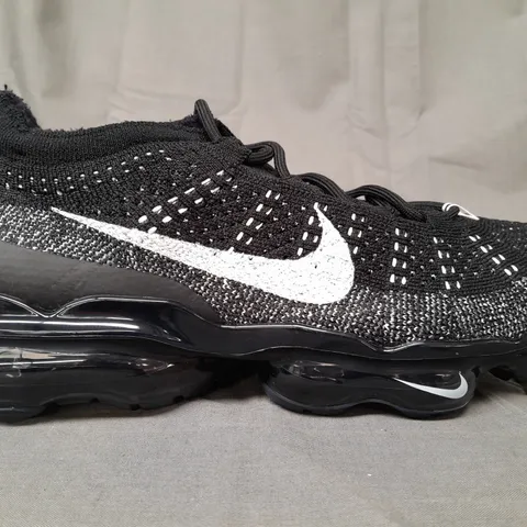 PAIR OF NIKE VAPORMAX SHOES IN BLACK/WHITE UK SIZE 8