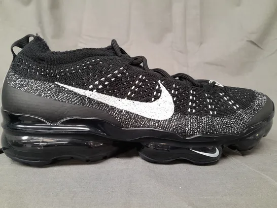 PAIR OF NIKE VAPORMAX SHOES IN BLACK/WHITE UK SIZE 8