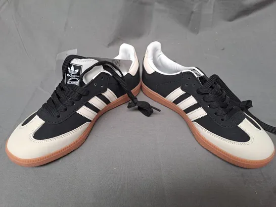 PAIR OF ADIDAS SAMBA SHOES IN BLACK/WHITE UK SIZE 4.5