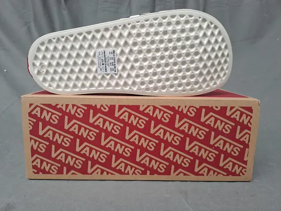 BOXED PAIR OF VANS LA COSTA SLIDERS IN WHITE/CHECKERBOARD UK SIZE 6.5