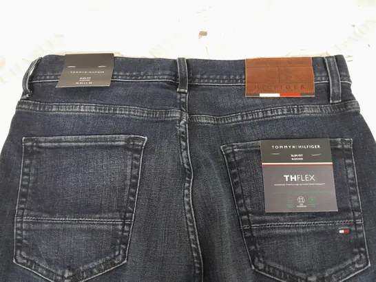 TOMMY HILFIGER SLIM FIT BLEECKER JEANS - W32 X L30