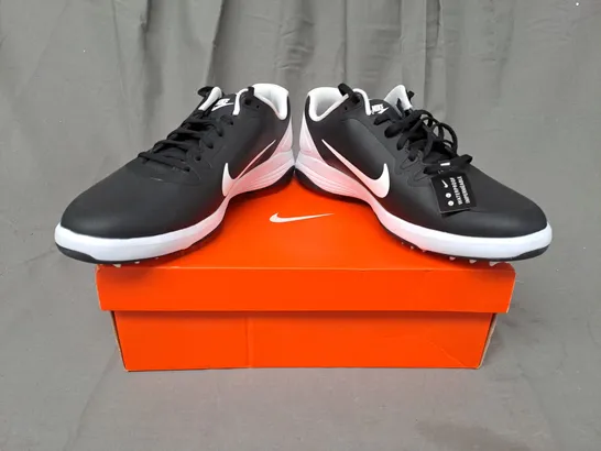 BOXED PAIR OF NIKE INFINITY GOLF SHOES IN BLACK/WHITE UK SIZE 10