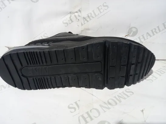 BOXED PAIR OF DESIGNER TRAINERS IN THE STYLE OF NIKE AIRMAX IN BLACK UK SIZE 8