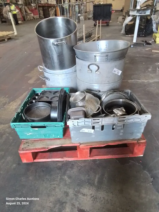 PALLET CONTAINING SEVERAL COMMERCIAL KITCHEN COOKING POTS, BAKING TRAYS, SAUCEPANS SIEVES ETC.