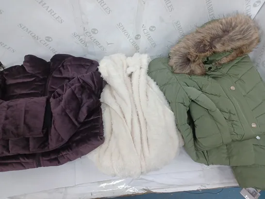 BOX OF 5 ASSORTED CLOTHING ITEMS TO INCLUDE FLUFFY OFF WHITE JACKET, GREEN HOODED COAT, ETC