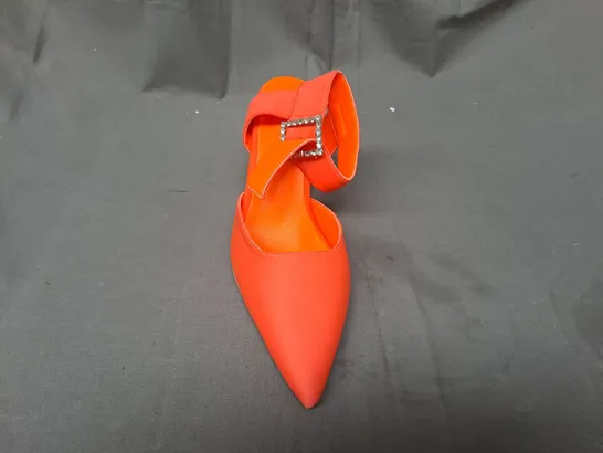 BOXED PAIR OF DESIGNER POINTED TOE HEELED SHOES IN ORANGE EU SIZE 38