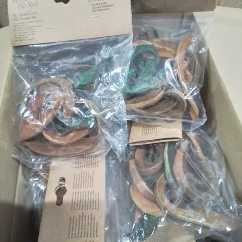 BOX CONTAINING LARGE NUMBER OF BAGGED AND SEALED NATURAL TABLE DECORATION