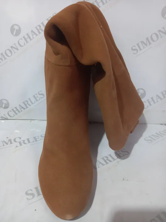 BOXED PAIR OF GEOX GOAT SUEDE BLOCK HEEL KNEE-HIGH BOOTS IN TAN UK SIZE 5