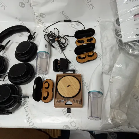LOT OF 11 ASSORTED TECH ITEMS TO INCLUDE EARPHONES, HOMEDICS SMOOTHEE AND WIRELESS CHARGER
