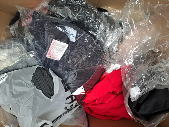 BOX OF APPROXIMATELY 25 ASSORTED CLOTHING ITEMS TO INCLUDE - T-SHIRTS , SHORTS , JEANS ETC