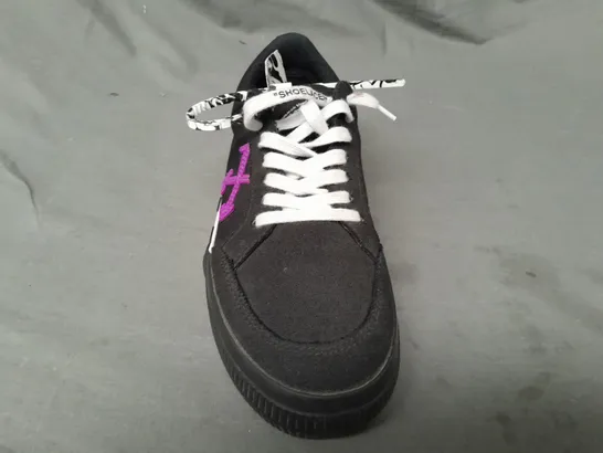 BOXED PAIR OF OFF WHITE SHOES IN BLACK/WHITE/PURPLE EU SIZE 40