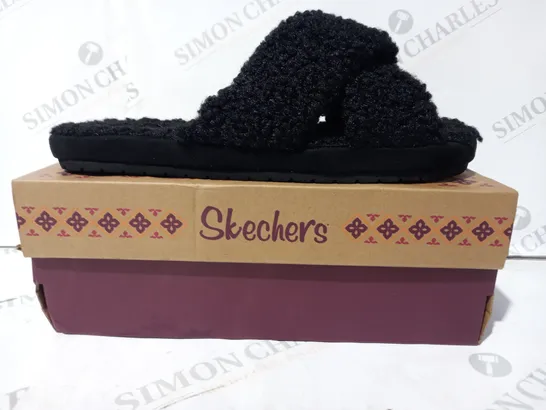 BOXED PAIR OF SKECHERS OPEN TOE FLEECE SANDALS IN BLACK UK SIZE 8