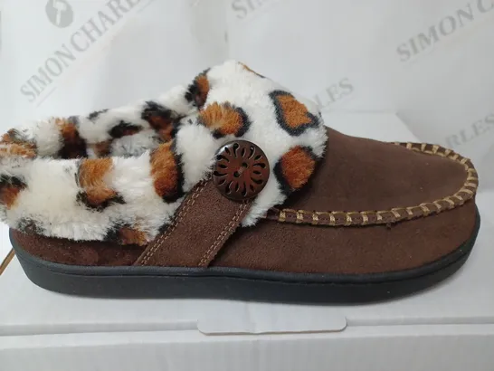 EARTH SLIPPERS IN DARK BROWN - SIZE 5