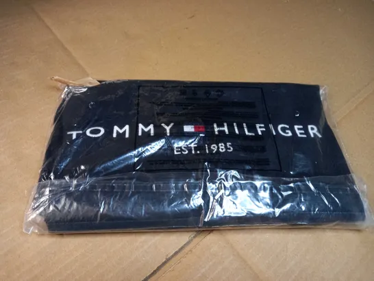 PACKAGED BLACK TOMMY HILFIGER LOGO TEE - MEDIUM