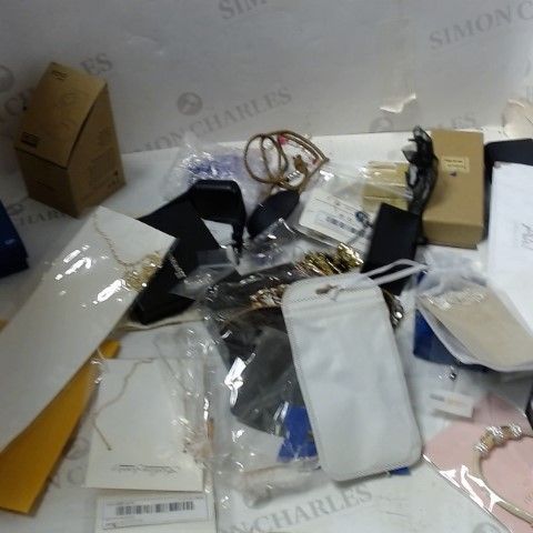 LOT OF A LARGE QUANTITY ASSORTED ITEMS OF JEWELLERY TO INCLUDE EARRINGS, WATCH STRAPS, NECKLACES, ETC