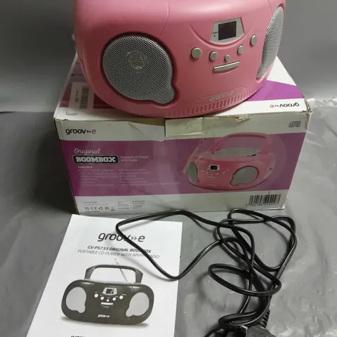 BOXED GROOVE ORIGINAL BOOMBOX PORTABLE CD PLAYER WITH RADIO IN PINK
