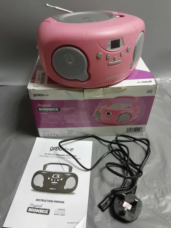 BOXED GROOVE ORIGINAL BOOMBOX PORTABLE CD PLAYER WITH RADIO IN PINK