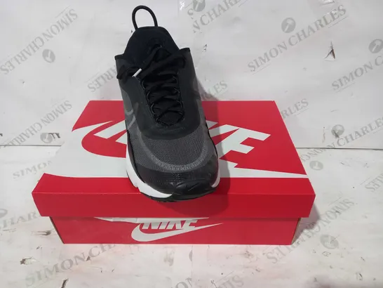 BOXED PAIR OF NIKE AIR MAX TRAINERS IN BLACK/GREY UK SIZE 10