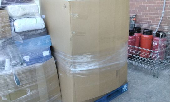 PALLET OF ASSORTED ITEMS INCLUDING 100FT HOSE, MEMORY FOAM SQUARE CUSHION, MAGIC HOSE, POLYESTER PURPLE SLEEPING BAG
