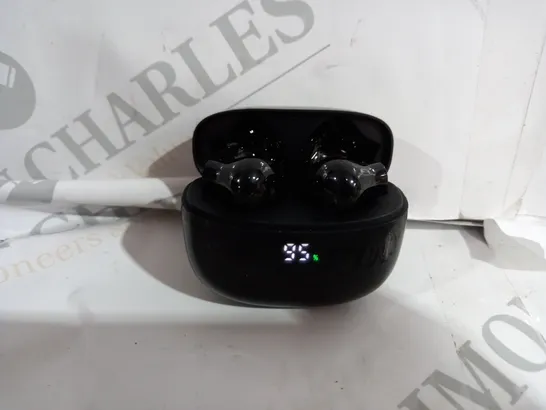 TRUE WIRELESS EARBUDS IN BLACK