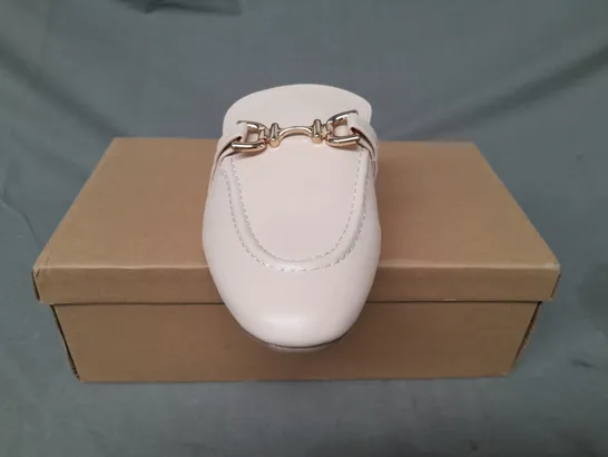 BOXED PAIR OF BELLUCCI FLAT SHOES IN BEIGE EU SIZE 40