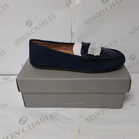 BOXED PAIR OF VIONIC WOMEN'S HONOR DAYNA SHOES - NAVY // SIZE: 7 UK