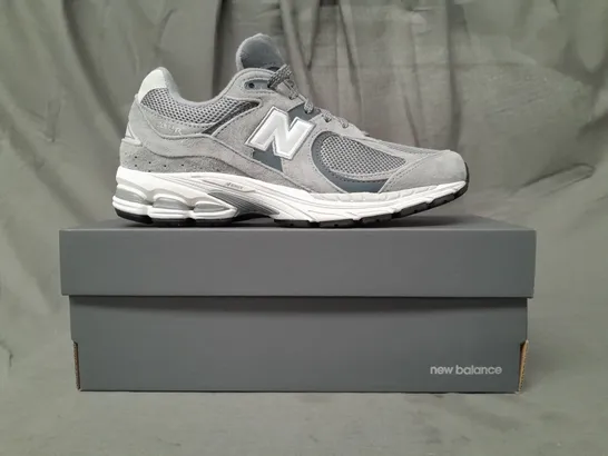 BOXED PAIR OF NEW BALANCE 2002R RUNNING TRAINERS IN GREY/WHITE UK SIZE 5.5