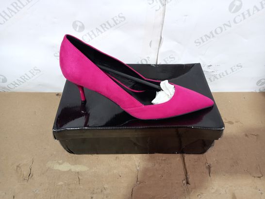 BOXED PAIR OF DESIGNER PINK HIGH HEELS SIZE 39