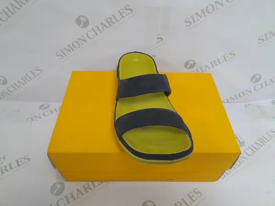 BOXED PAIR OF STRIVE SANDALS IN BLACK/CITRUS SIZE 6