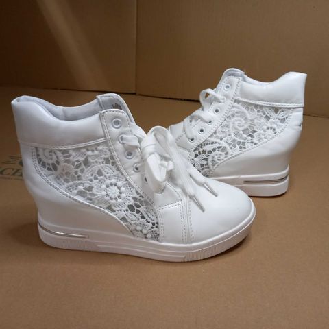 PAIR OF DESIGNER WHITE/LACE DETAILED WEDGED TRAINERS - SIZE 6.5