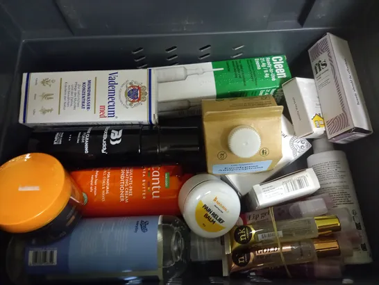 BOX OF APPROXIMATELY 20 COSMETIC ITEMS TO INCLUDE - DOVE SENSITIVE SOAP - AVEENO BODY WASH - BULLDOG MENS MOISTURISER - ETC 