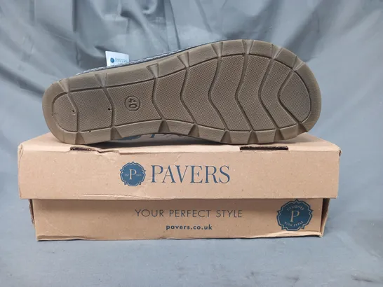 BOXED PAIR OF PAVERS OPEN TOE SANDALS IN PEWTER SIZE 7