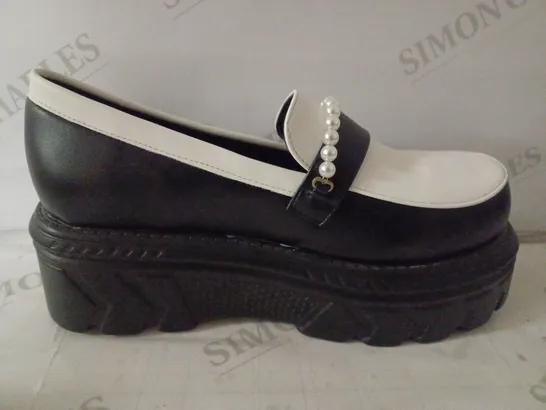 BOXED PAIR OF KOI WOMEN'S AYOKA MONOCHROME PEARL STOMPER LOAFERS SIZE 6