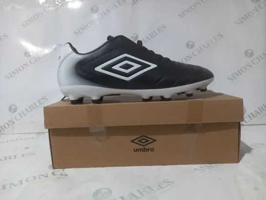 BOXED PAIR OF UMBRO CALCIO FOOTBALL BOOT SIN BLACK/WHITE UK SIZE 7