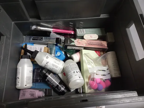 BOX OF APPROXIMATELY 20 COSMETIC ITEMS TO INCLUDE - SKYN ELITE CONDOMS - AUSSIE SOS DEEP TREATMENT - GIVE ME MINI HAIR BRUSH - ETC 