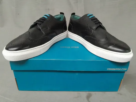 BOXED PAIR OF OSWIN HYDE DERBY LEATHER TRAINERS IN BLACK UK SIZE 9