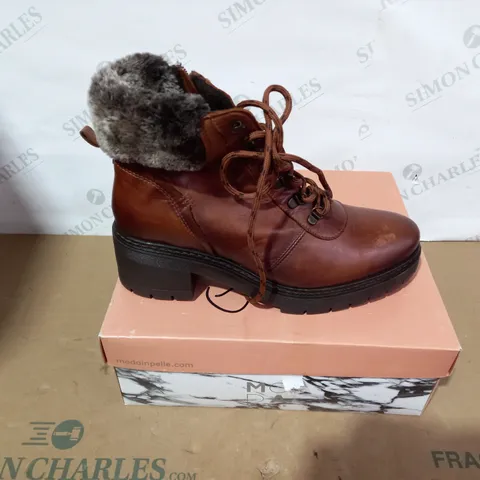 BOXED PAIR OF MODA IN PELLE BROWN BOOTS - SIZE 42