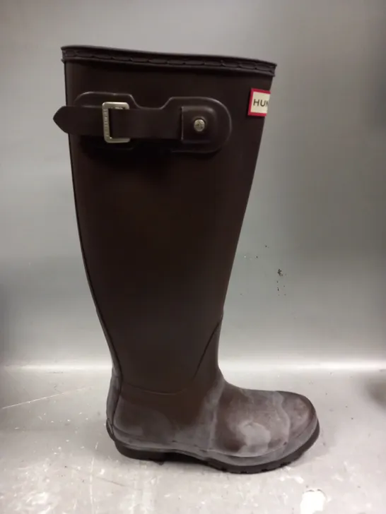 BOXED PAIR OF HUNTER TALL BITTER CHOCOLATE BOOTS