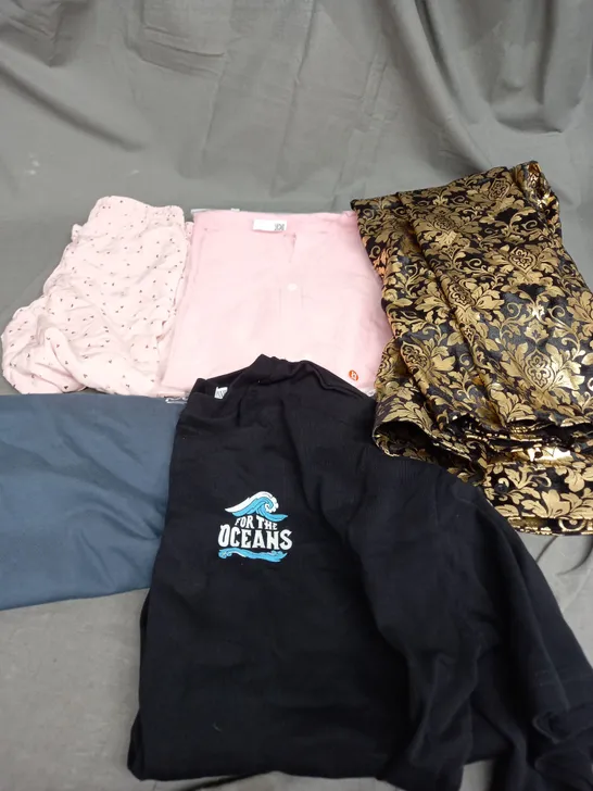 BOX OF APPROXIMATELY 25 ASSORTED CLOTHING ITEMS TO INCLUDE - T-SHIRT , PANTS , JACKET ETC