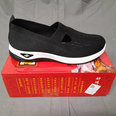 BOXED PAIR OF SLIP ON SHOES IN BLACK SIZE EU 40