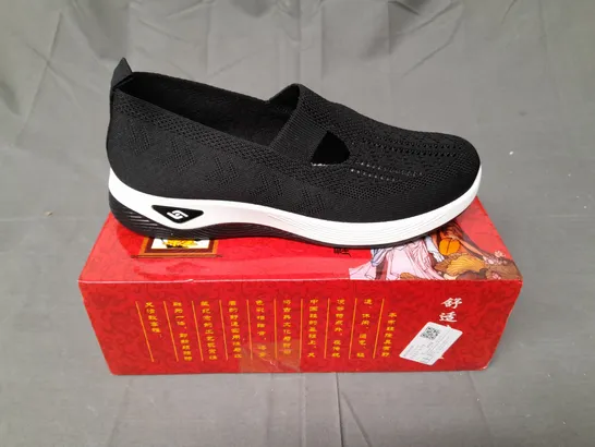 BOXED PAIR OF SLIP ON SHOES IN BLACK SIZE EU 40