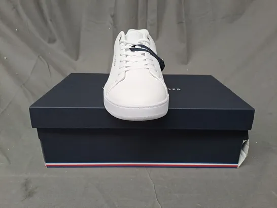 BOXED PAIR OF TOMMY HILFIGER SHOES IN WHITE UK SIZE 9