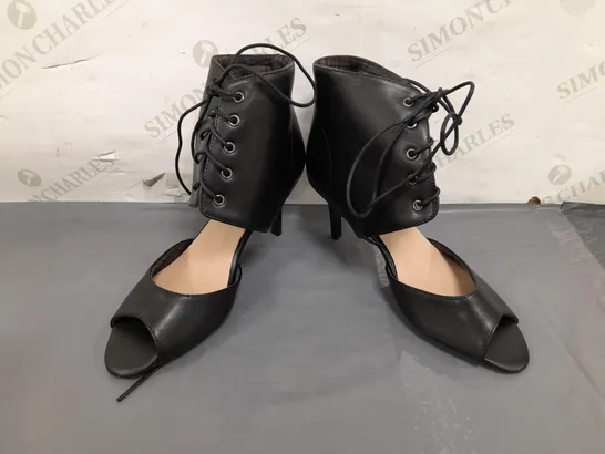 BOXED PAIR OF DESIGNER PEEP TOE MID-HEEL SHOES IN BLACK EU SIZE 43