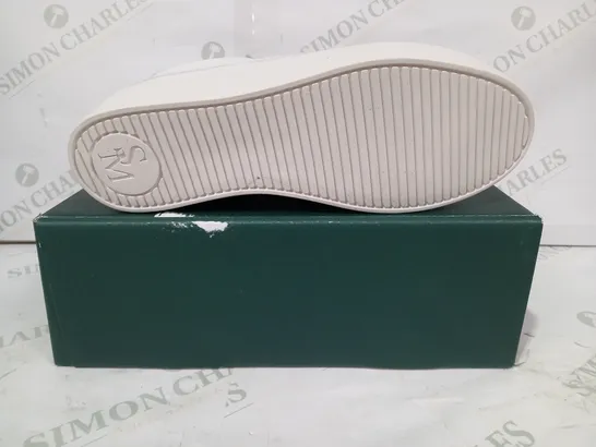 BOXED PAIR OF SANS MATIN THE ORIGINAL C20 SHOES IN WHITE EU SIZE 39