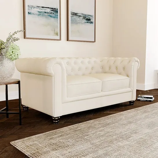 BOXED DESIGNER HAMPTON IVORY FAUX LEATHER 2 SEATER CHESTERFIELD SOFA