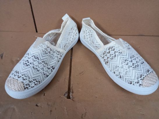 BOXED PAIR OF DESIGNER FOOTWEAR IN WHITE SIZE EU 39