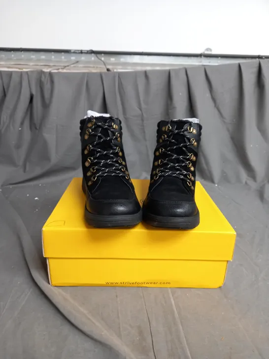 BOXED STRIVE COTSWOLD WATERPROOF LACE-UP WALKING BOOT SIZE 8 