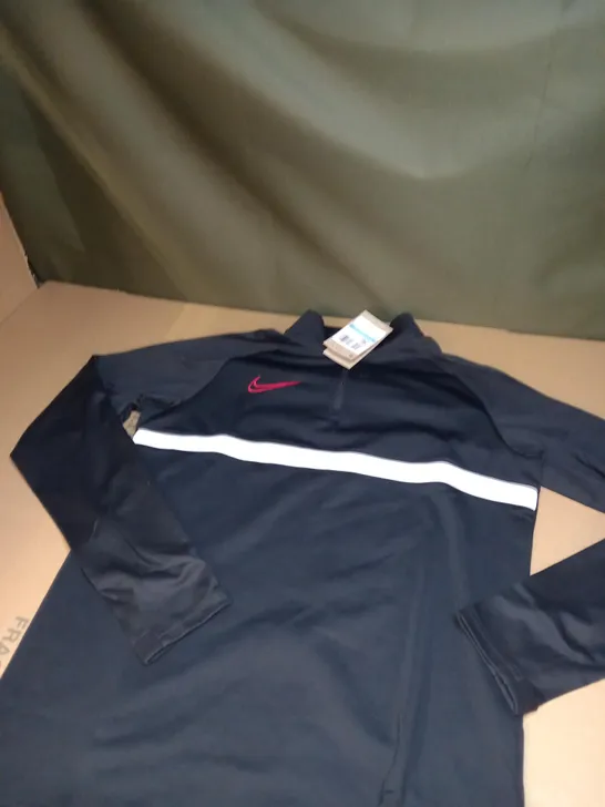 MENS 1/4 ZIPPED NIKE SHIRT SIZE M