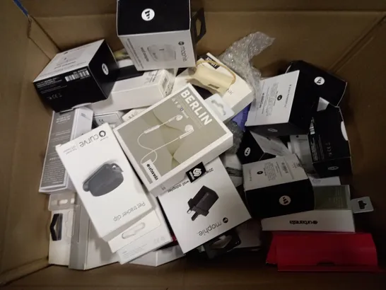 BOX OF APPROX 15 ASSORTED ITEMS TO INCLUDE - URBANISTA BERLIN - MOPHIE USB-C PD WALL ADAPTER - MOPHIE WALL ADAPTER ETC