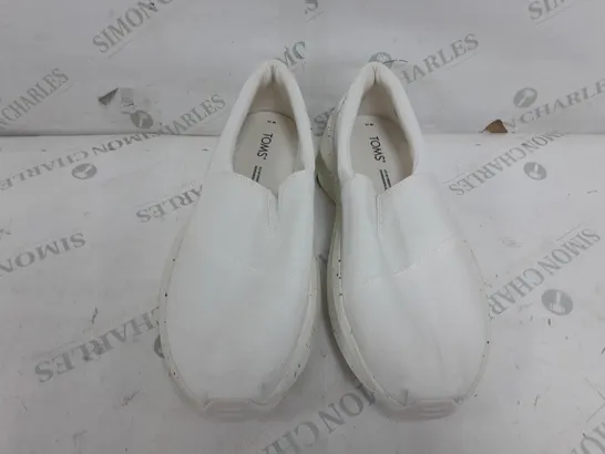 PAIR OF TOMS RAISED SLIP ON SHOES IN WHITE - M11